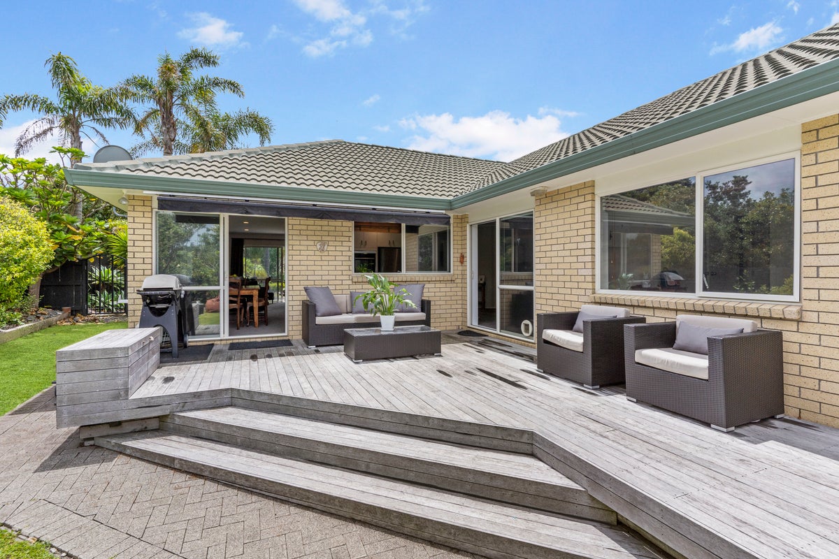 15 Bard Place, Golflands, Auckland - Carousel 2