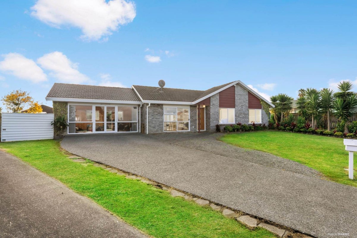 35 Bernina Place, Weymouth, Auckland - Carousel 1