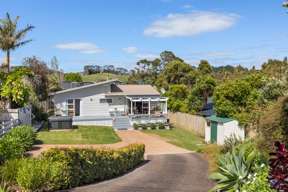 8 Hartley Avenue, Onetangi, Waiheke Island - Carousel 2