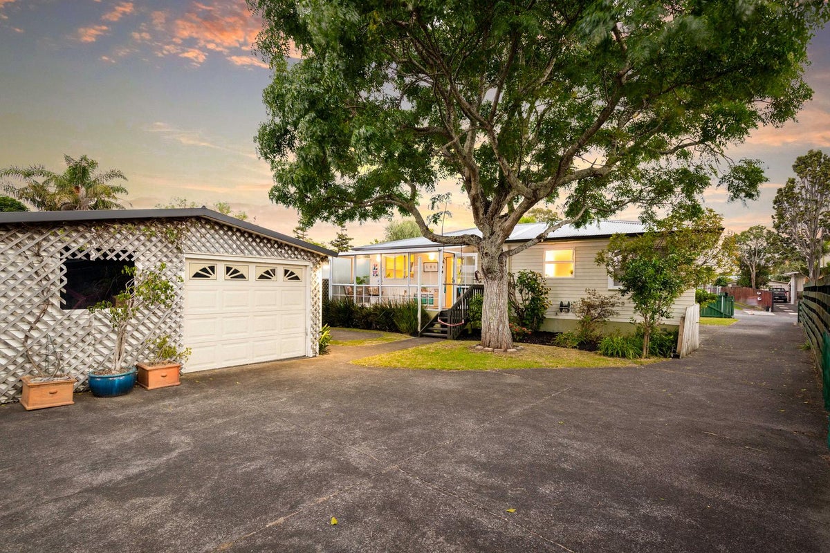 19 Brennan Avenue, Te Atatu Peninsula, Auckland - Carousel 1