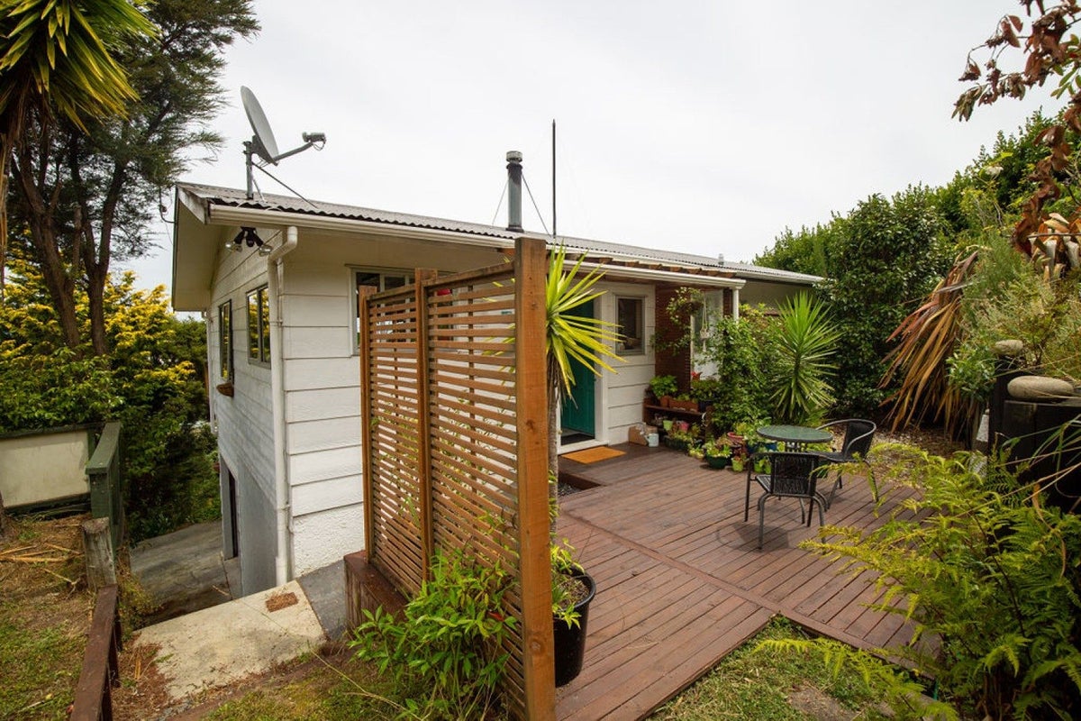 2/104 Tosswill Road, Tahunanui, Nelson - Carousel 2