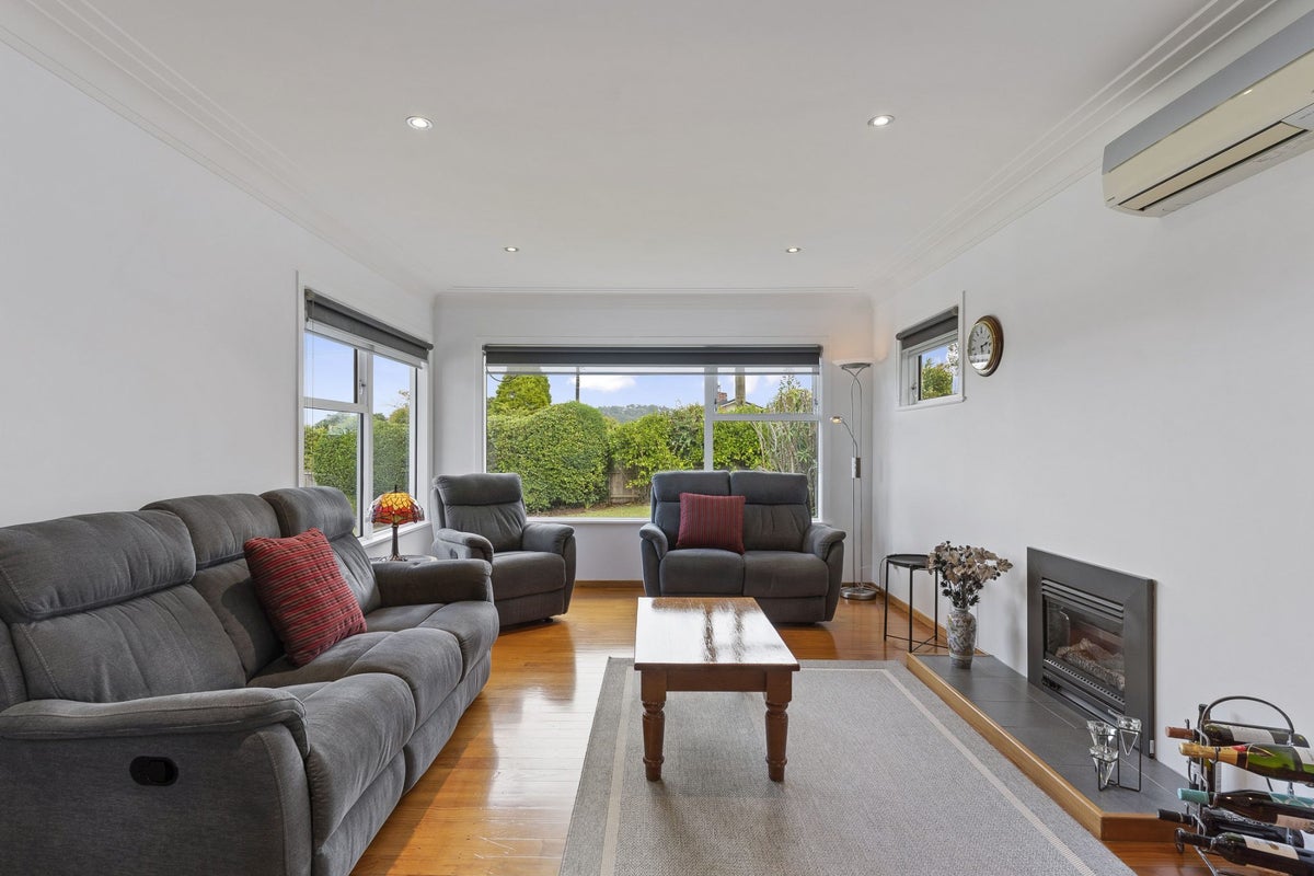 7 Tauhara Street, Green Bay, Auckland - Carousel 2