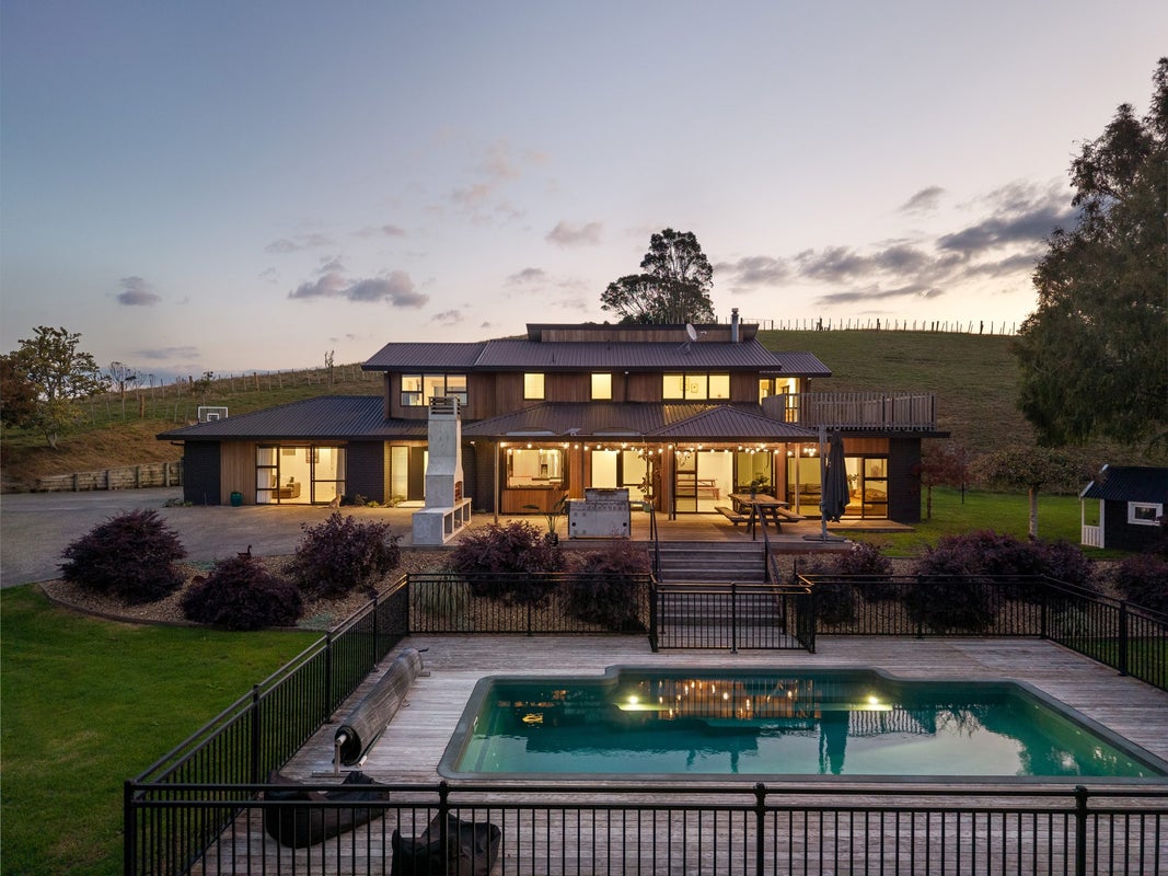 2002 Hunua Road, Papakura - Carousel 1