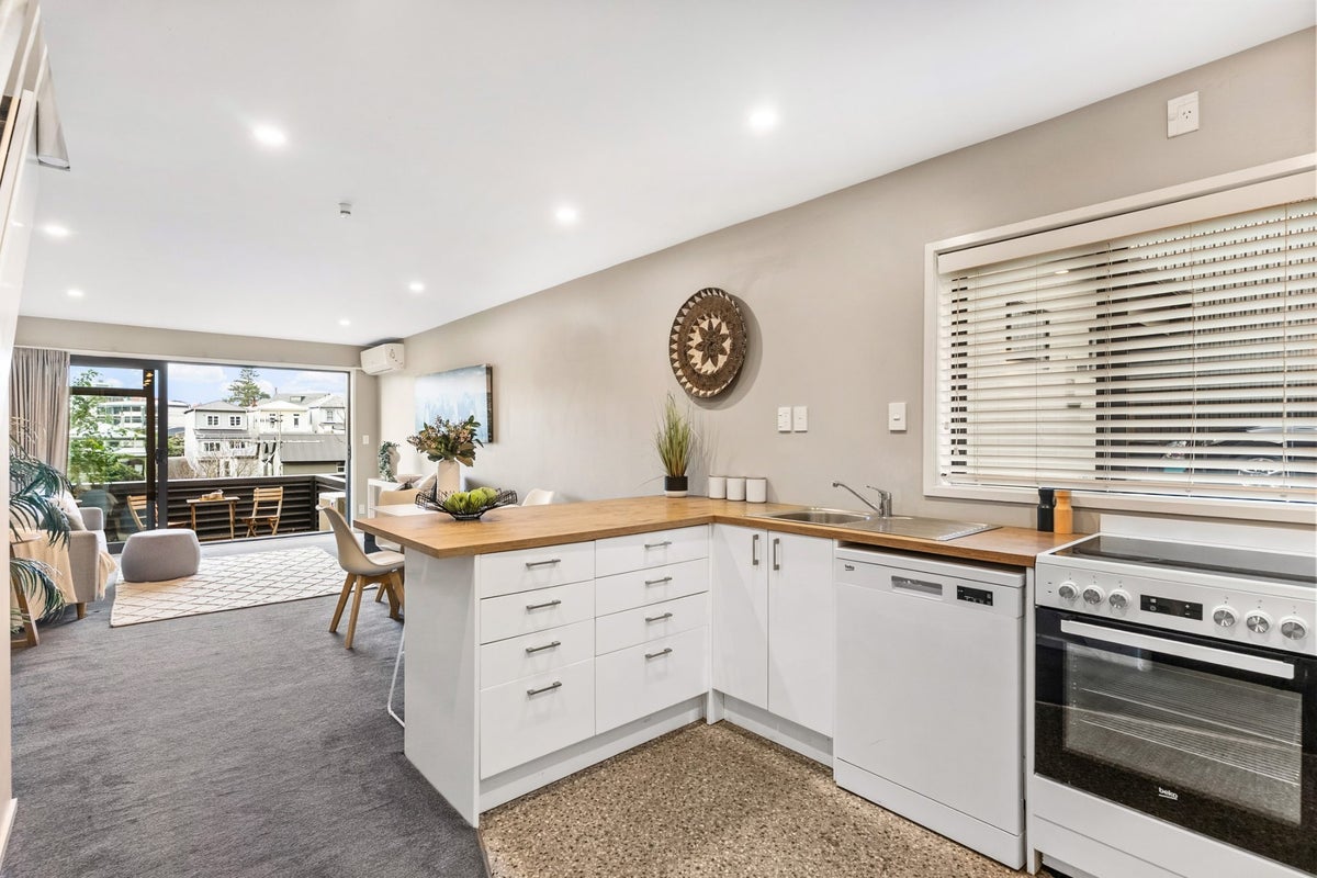 167 Grant Road, Thorndon, Wellington - Carousel 2