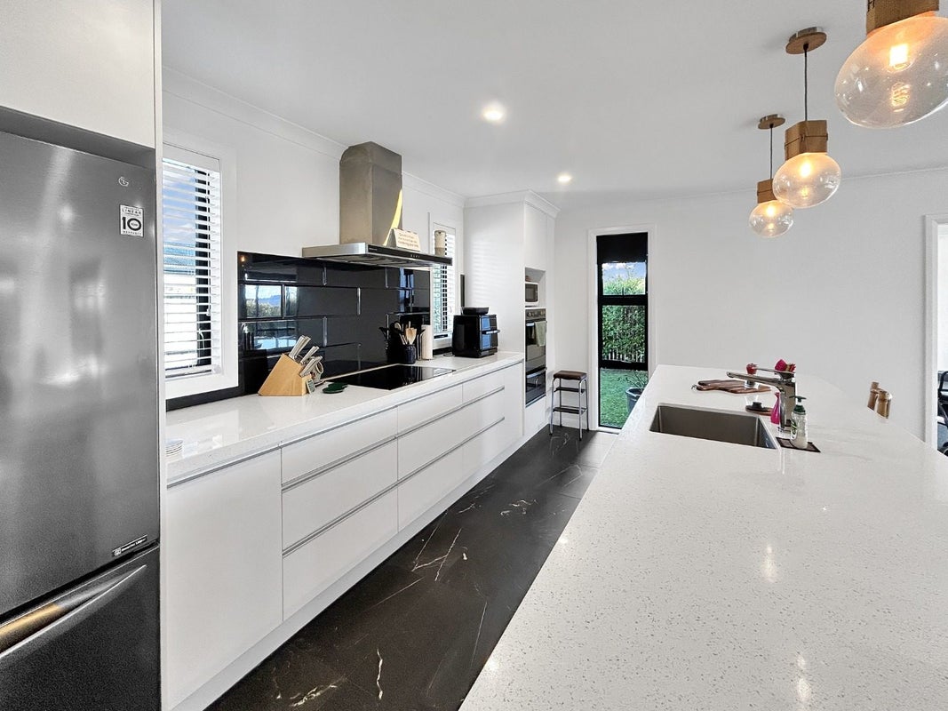 2 Gibraltar Way, Fitzherbert, Palmerston North - Carousel 2