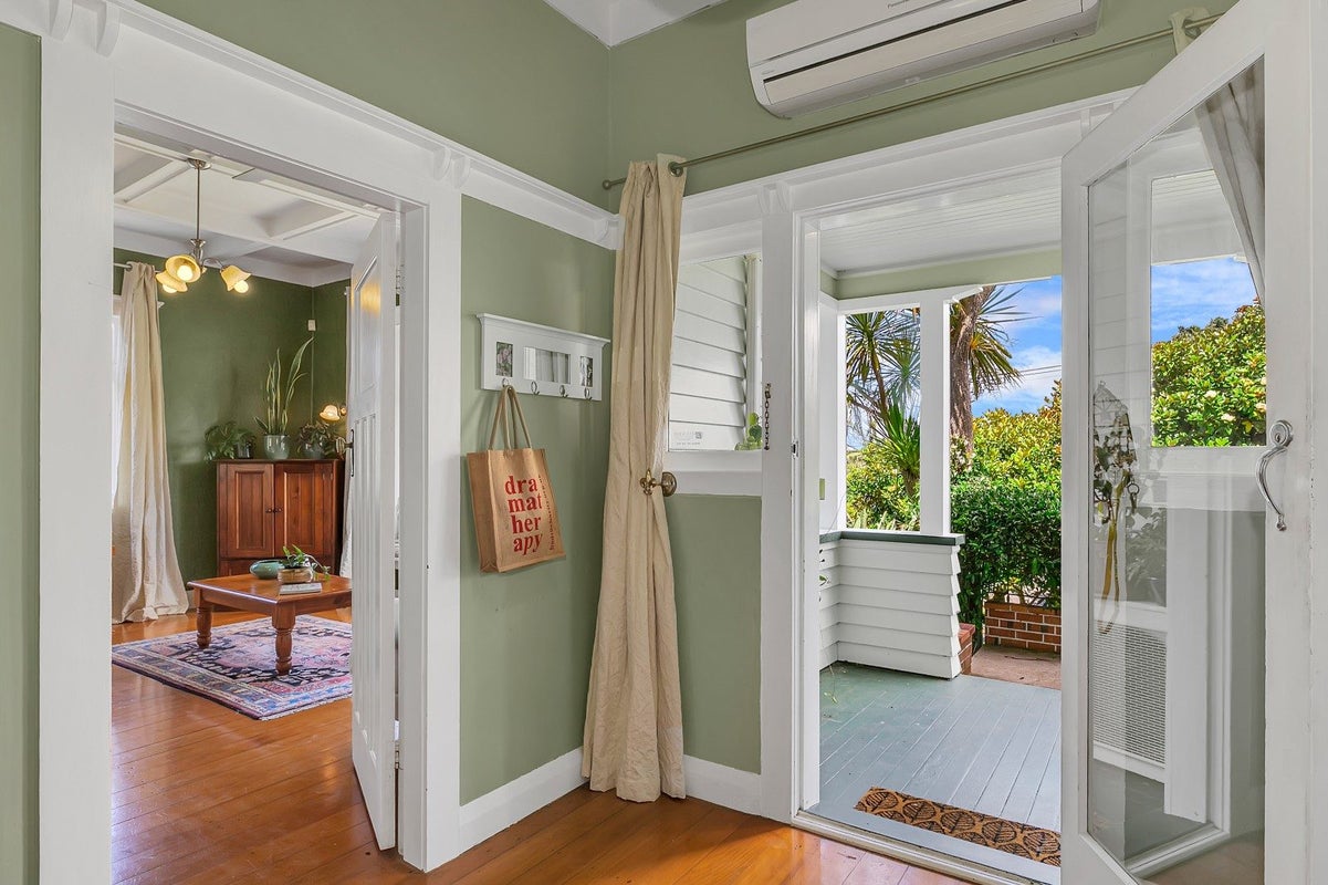 13 Mount Royal Avenue, Mount Albert, Auckland - Carousel 2