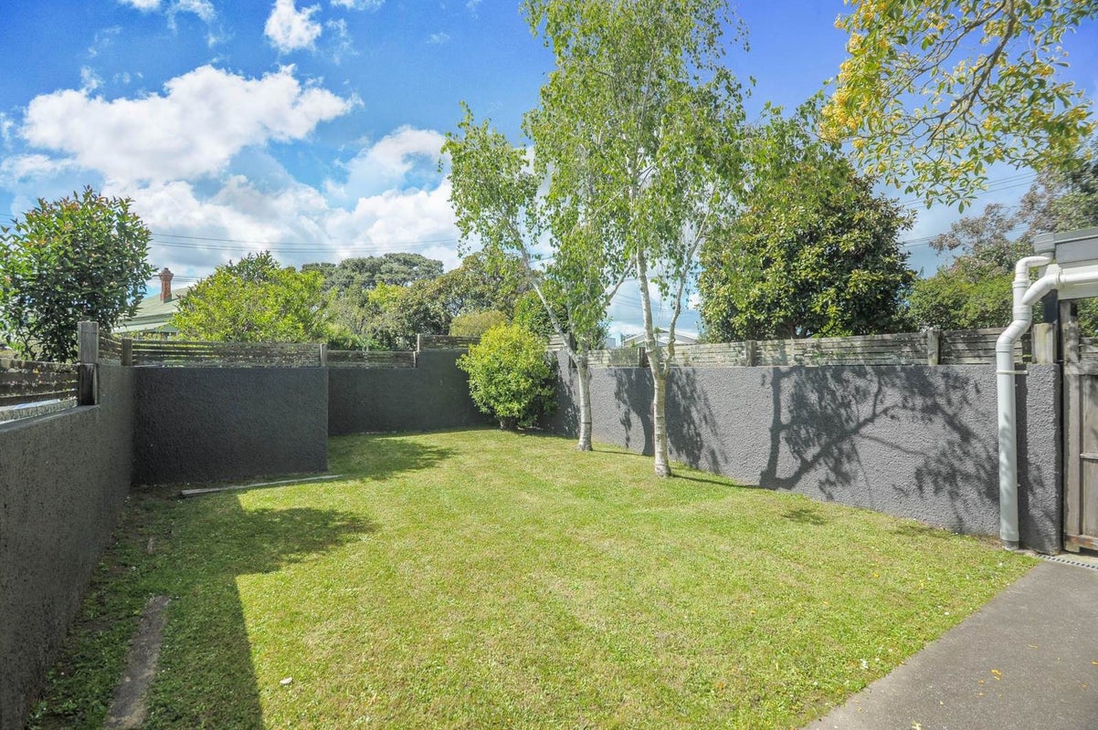 2/2 Mountain View Road, Western Springs, Auckland - Carousel 1
