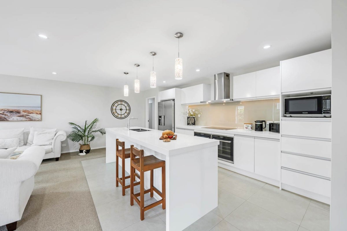 19 Defender Crescent, Beachlands, Auckland - Carousel 2