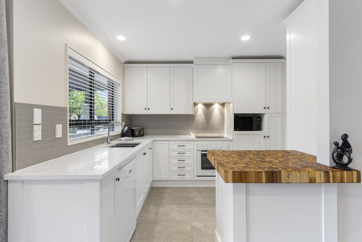 2/9 Perendale Close, Somerville, Manukau - Carousel 2