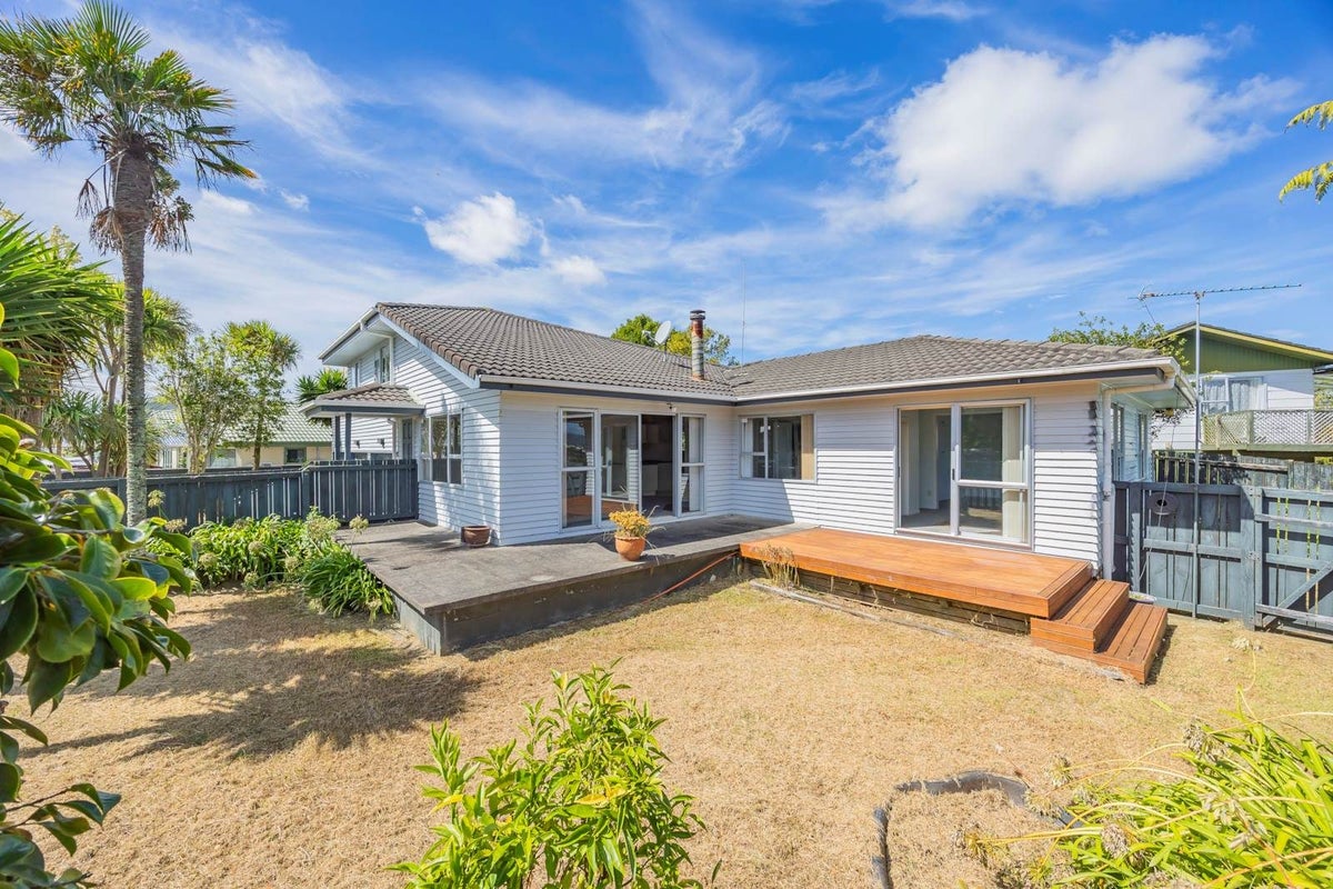 2 Redwood Drive, Massey, Auckland - Carousel 2