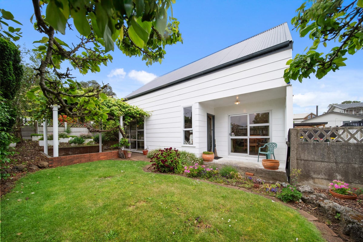 19A Ridgemount Rise, Mangere Bridge, Auckland - Carousel 2