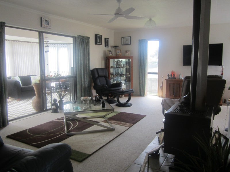15 Hydrabad Drive, Waitarere Beach, Levin - Carousel 2