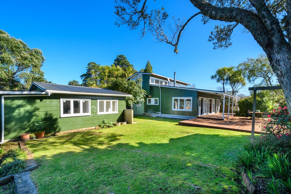 4 Tasman Avenue, Henderson Valley, Auckland - Carousel 1