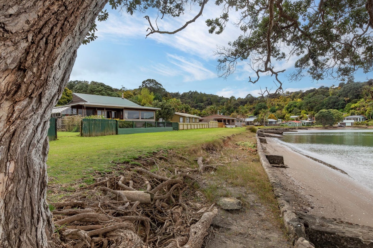7 Foster Avenue, Huia, Auckland - Carousel 1