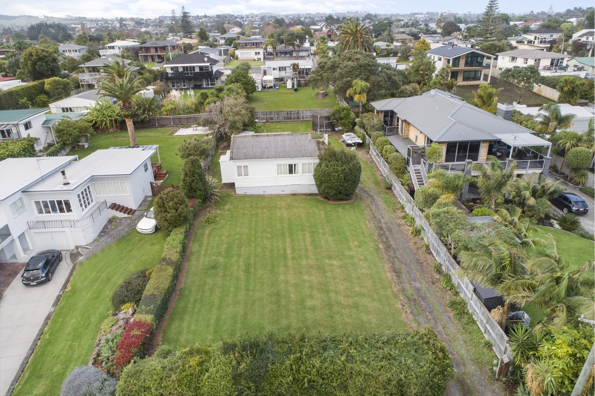 14 Ealing Crescent, Beachlands, Auckland - Carousel 1