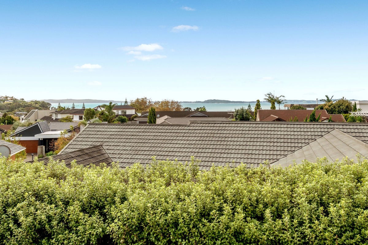 4 Dorrington Place, Eastern Beach, Auckland - Carousel 2