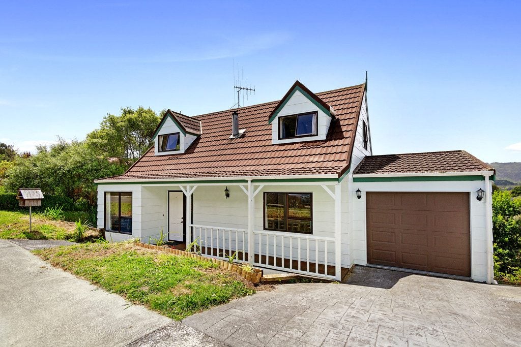 6 Westra View, Tawa, Wellington - Carousel 1