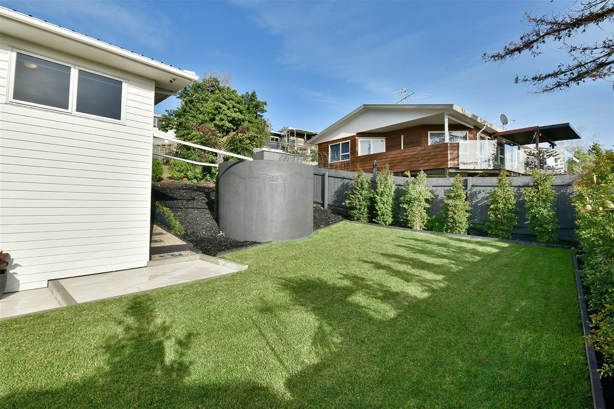 18 Ladies Mile, Manly, Whangaparaoa - Carousel 2