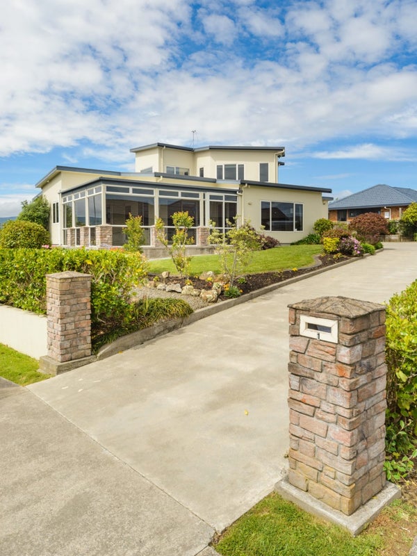 1 Silkwood Place, Fitzherbert, Palmerston North - Carousel 1