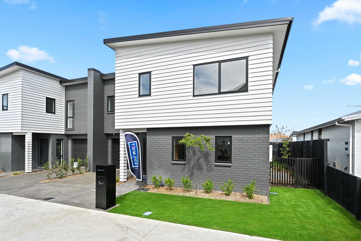 82 Maanihi Drive, Rototuna North, Hamilton - Carousel 1