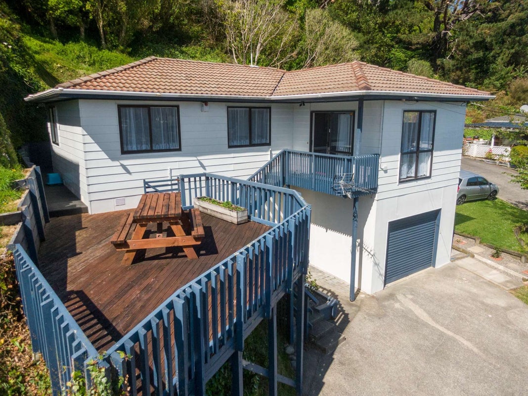 9 Castle Crescent, Stokes Valley, Lower Hutt - Carousel 1