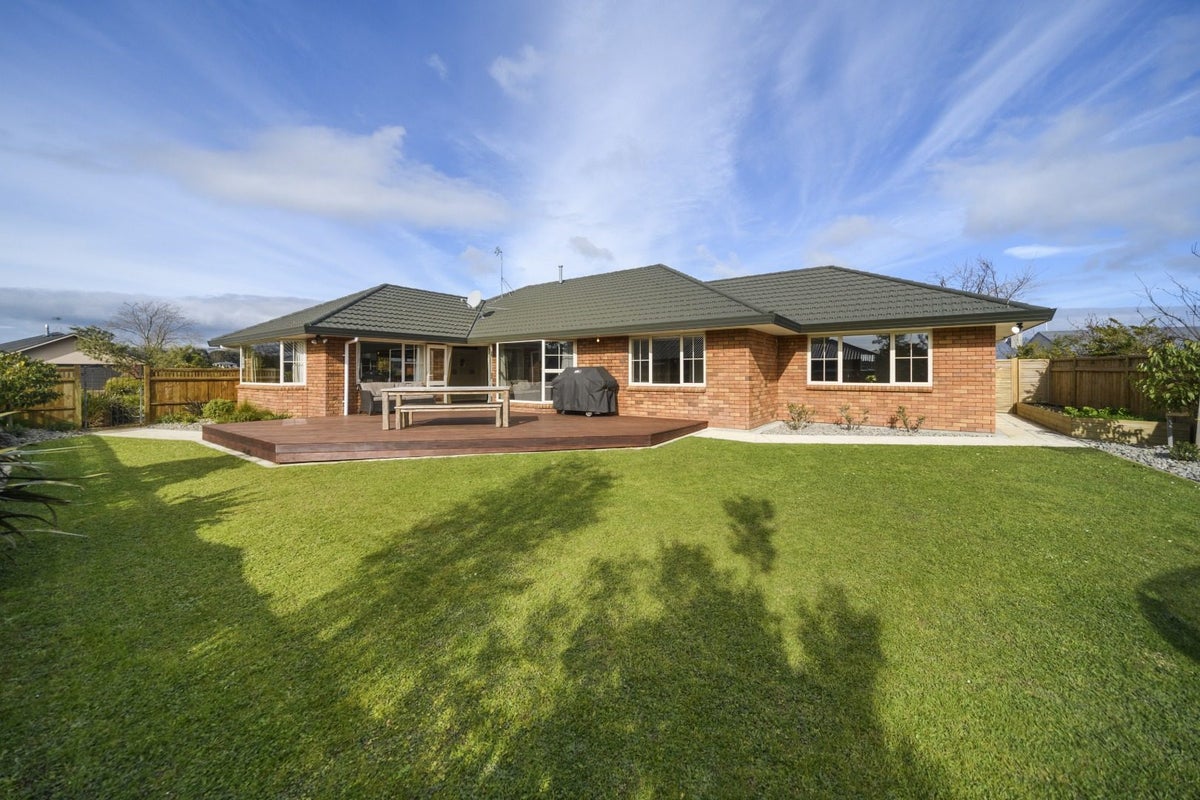 5 Sycamore Crescent, Fitzherbert, Palmerston North - Carousel 12