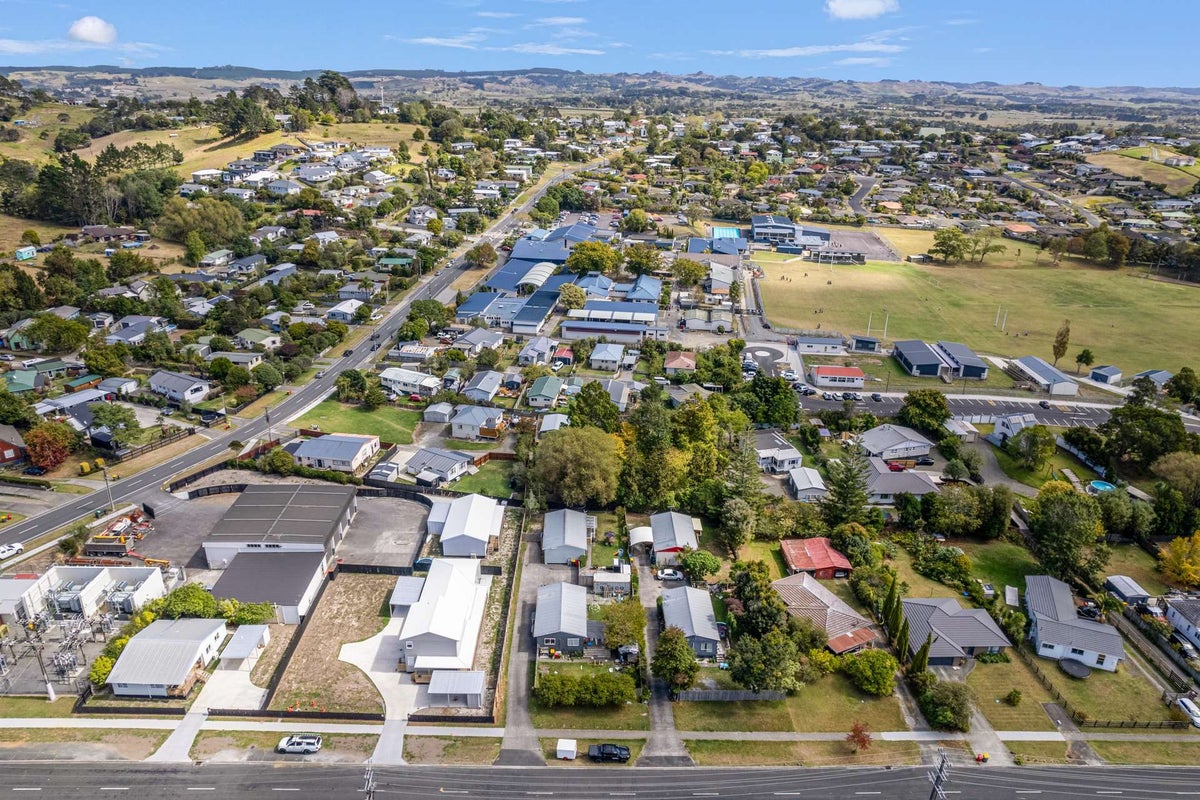 2/137 Awaroa Road, Helensville, Auckland - Carousel 30