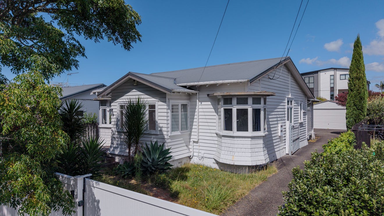 18 Walmer Road, Point Chevalier, Auckland - Carousel 1