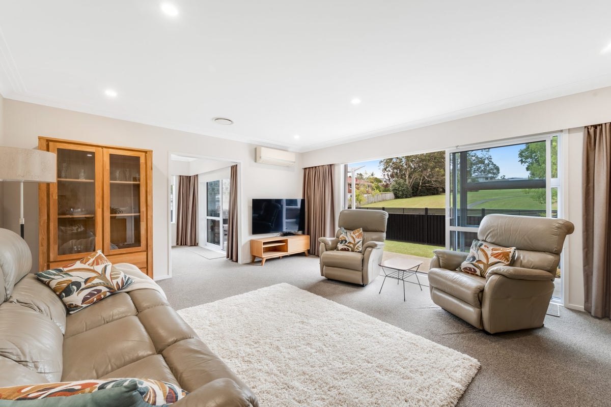 12 Mirrabooka Avenue, Botany Downs, Auckland - Carousel 2