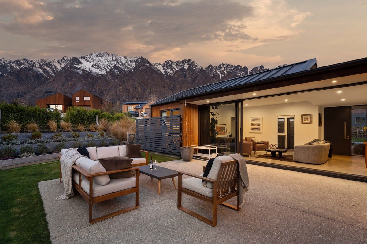 9 Falconer Rise, Jacks Point, Queenstown - Carousel 1
