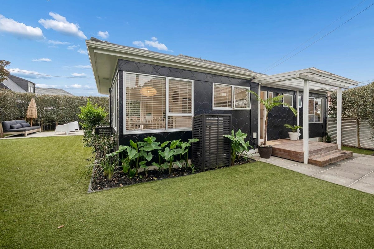 2/7 Hanlon Crescent, Narrow Neck, Auckland - Carousel 1