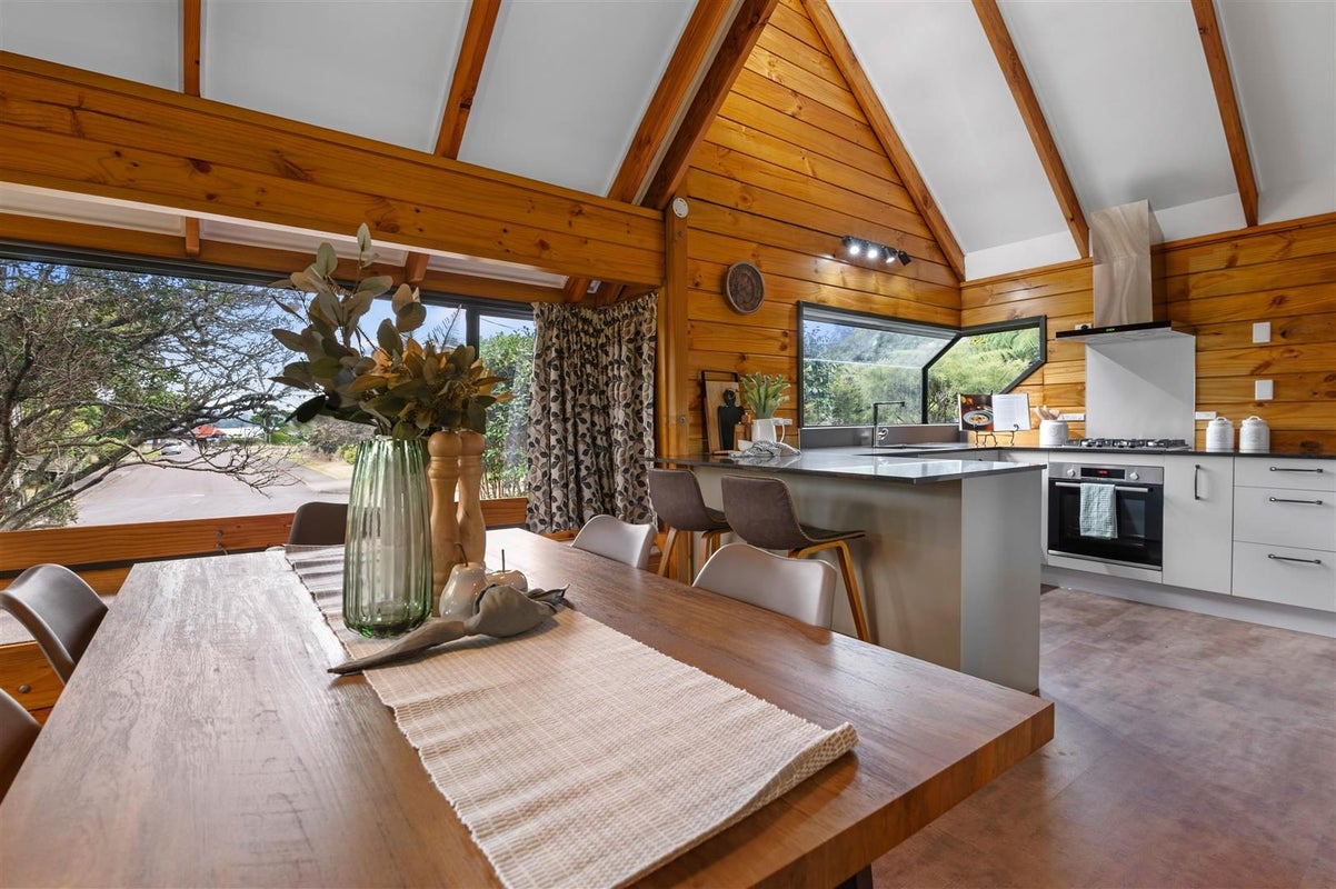 62 Grand Vue Road, Kawaha Point, Rotorua - Carousel 1