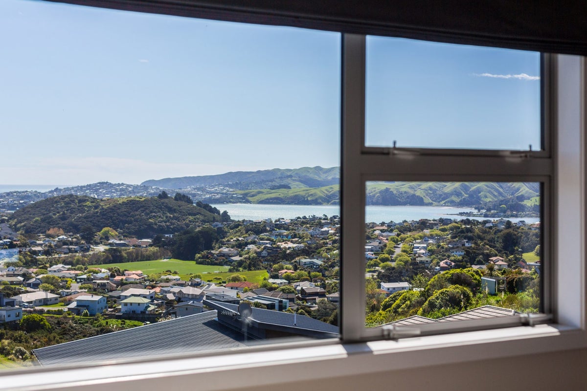87 Endeavour Drive, Whitby, Porirua - Carousel 1
