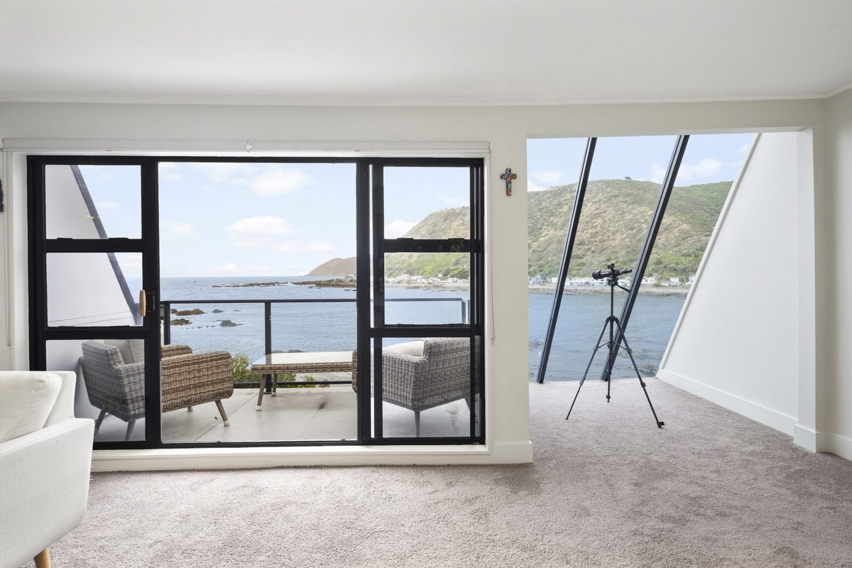 12 Owhiro Bay Parade, Owhiro Bay, Wellington - Carousel 1
