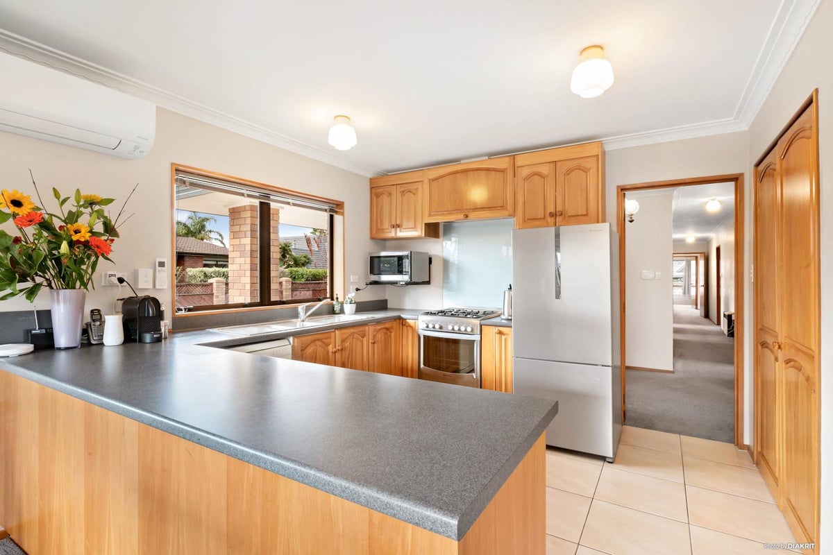 14 Donegan Place, Conifer Grove, Takanini - Carousel 2