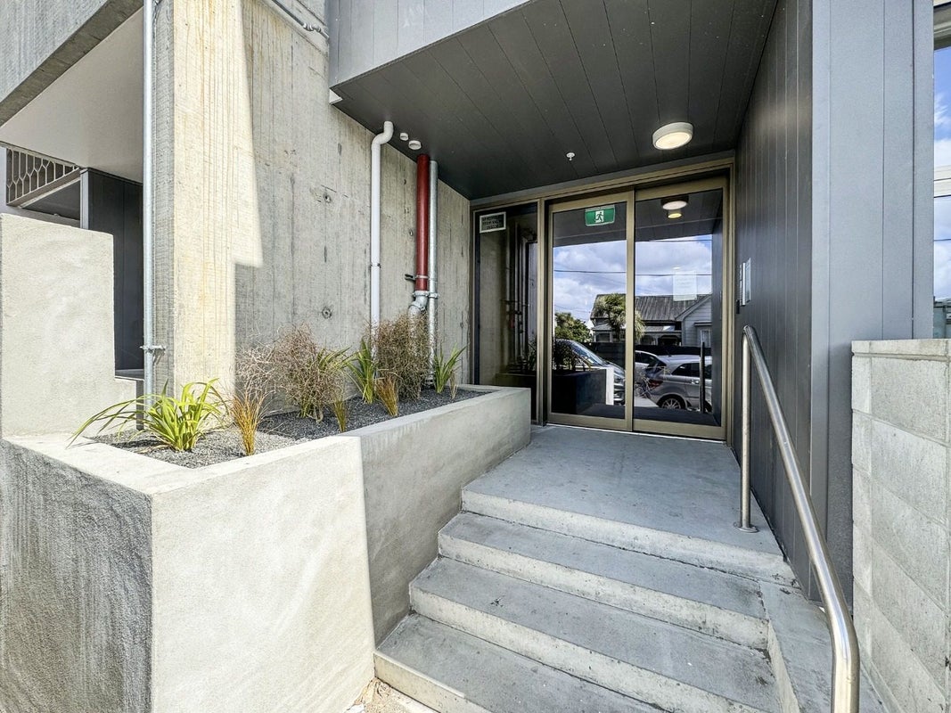 101/2 Campbell Terrace, Petone, Lower Hutt - Carousel 12
