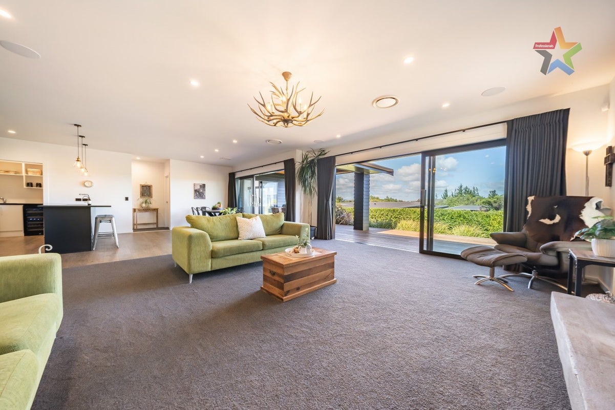 13 Mount Marua Way, Timberlea, Upper Hutt - Carousel 2