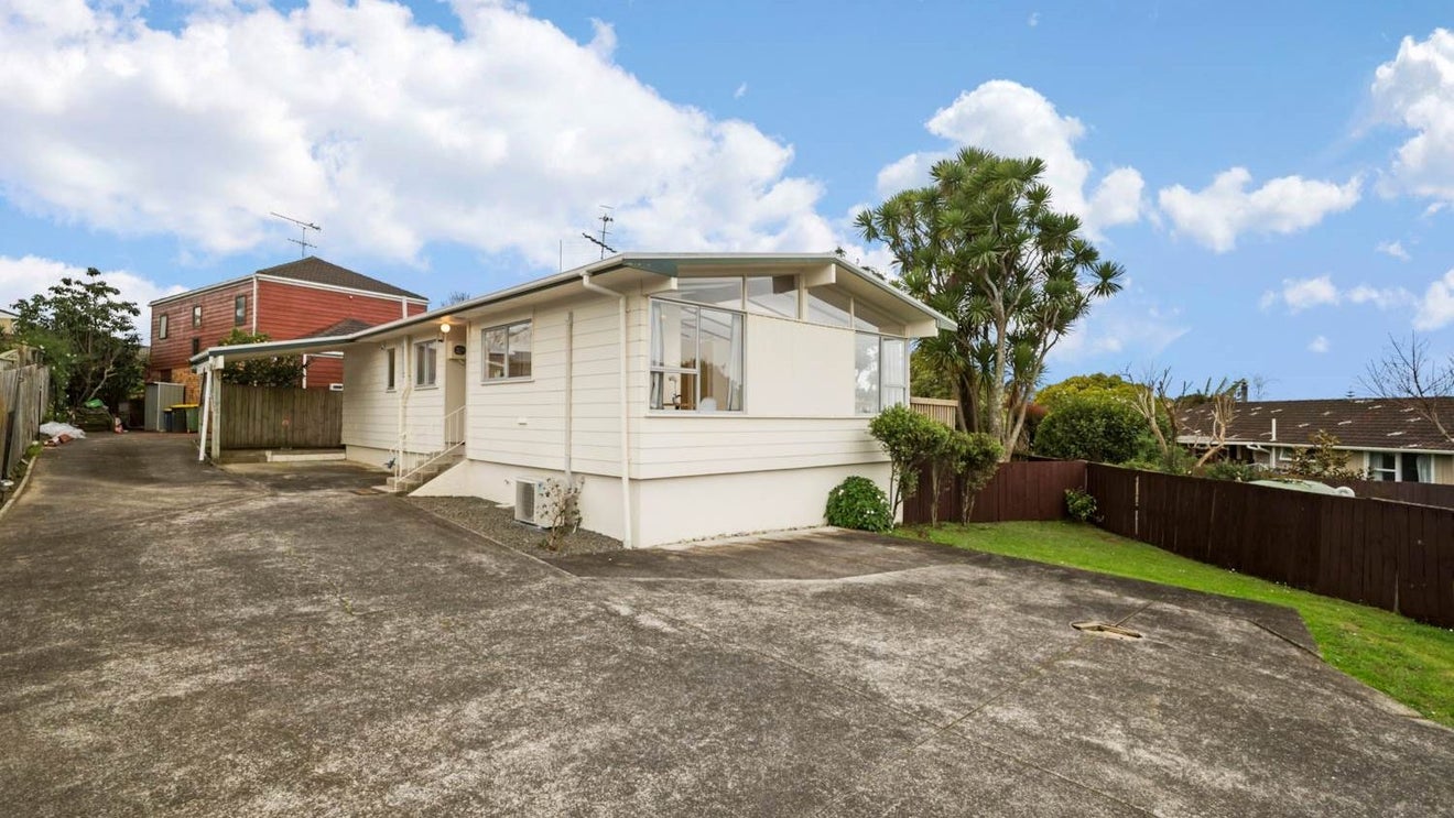 1/52A Weldene Avenue, Glenfield, Auckland - Carousel 1