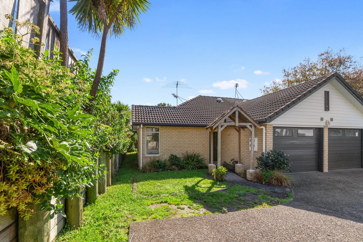 3 Regents Park Place, Westgate, Auckland - Carousel 1