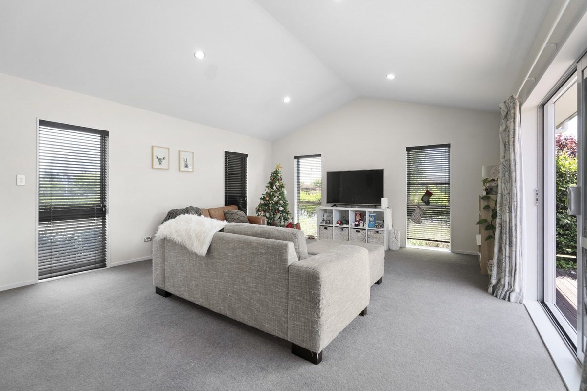 1 McKinnon Street, Leamington, Cambridge - Carousel 2