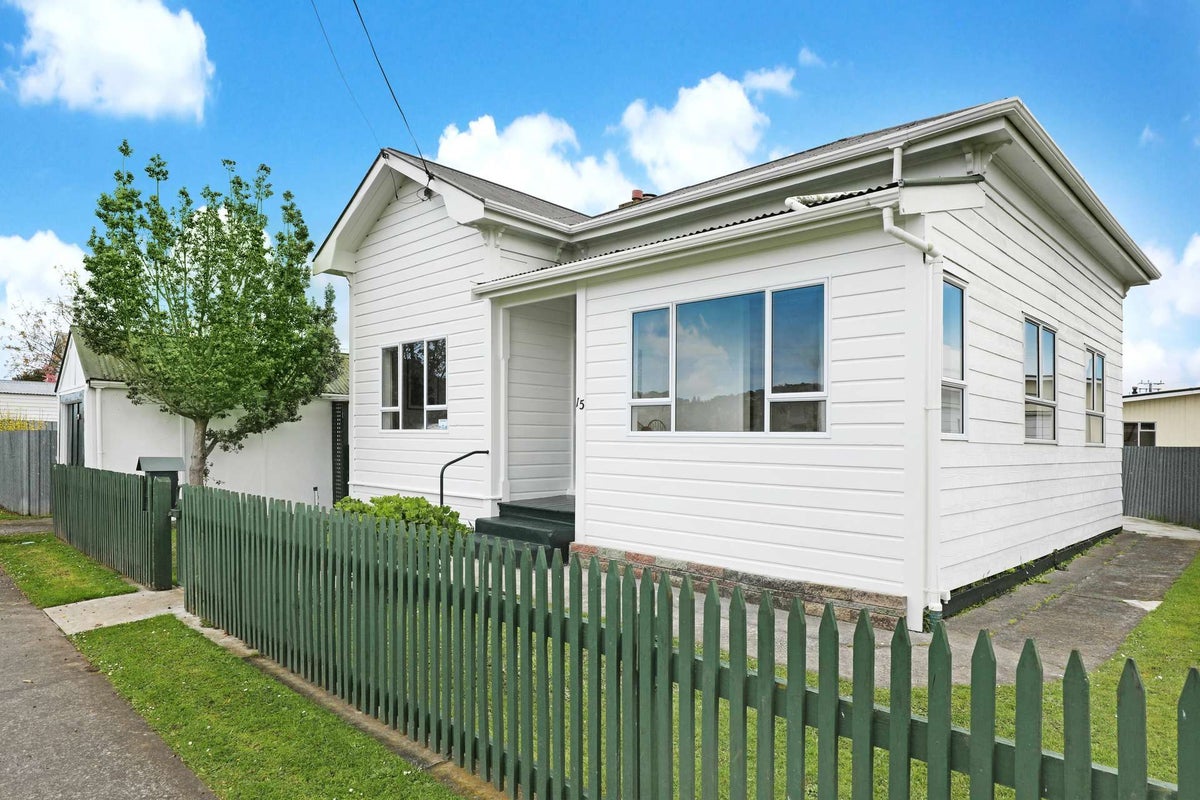 15 Burton Avenue, Whanganui East, Whanganui - Carousel 2