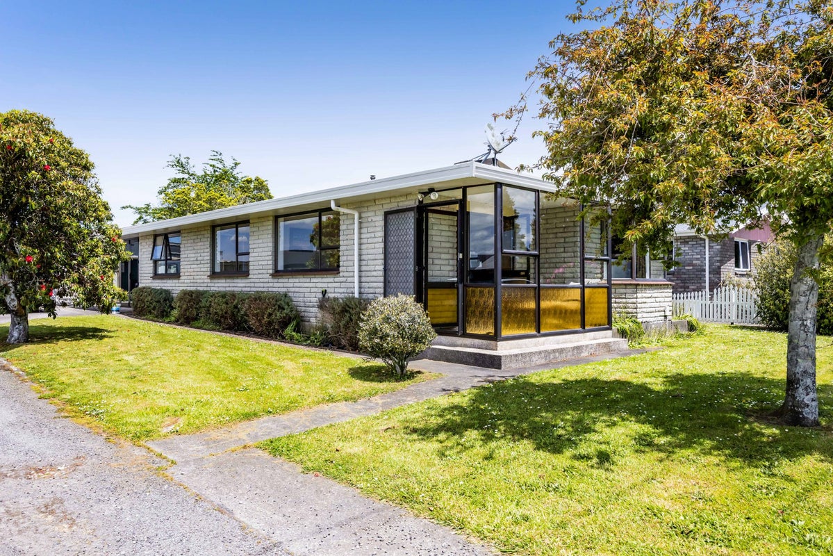 13 Flint Road West, Stratford, Stratford - Carousel 2