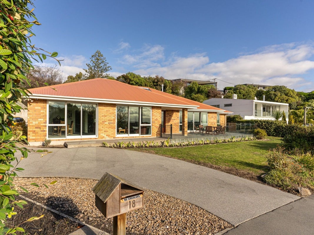 18 St Andrews Hill Road, Mount Pleasant, Christchurch - Carousel 1