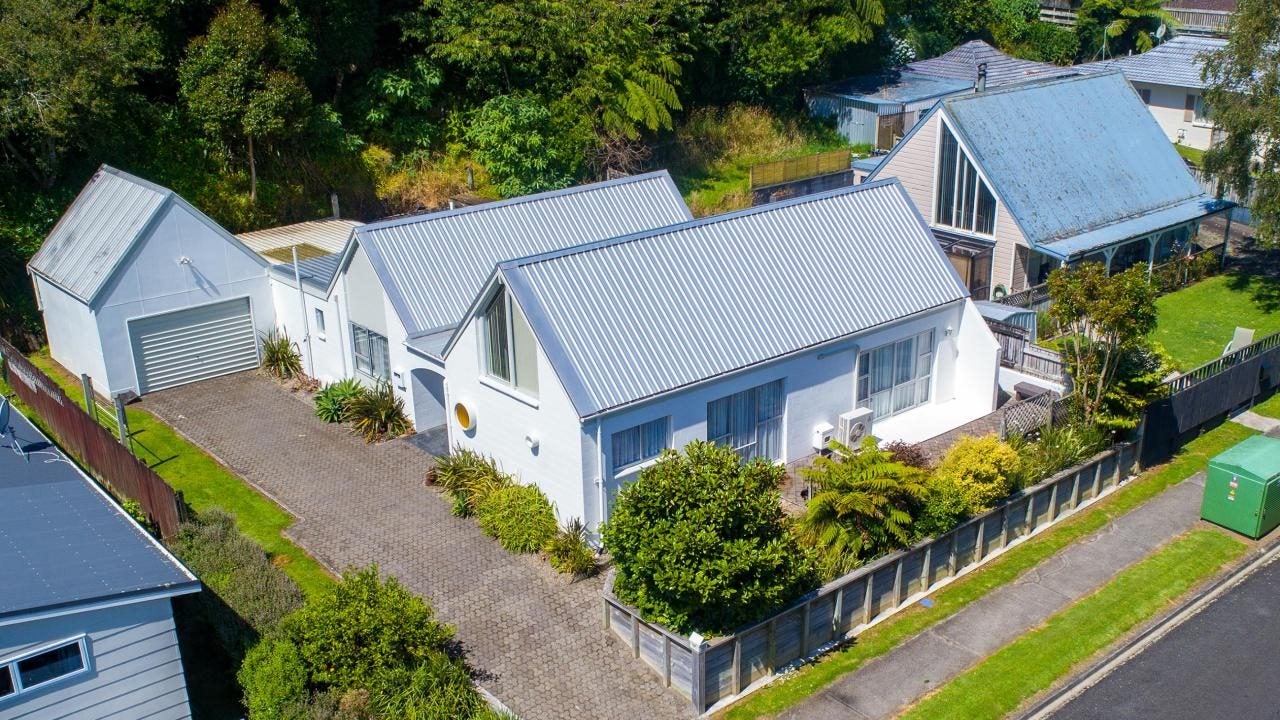 13 Ambury Place, Merrilands, New Plymouth - Carousel 1