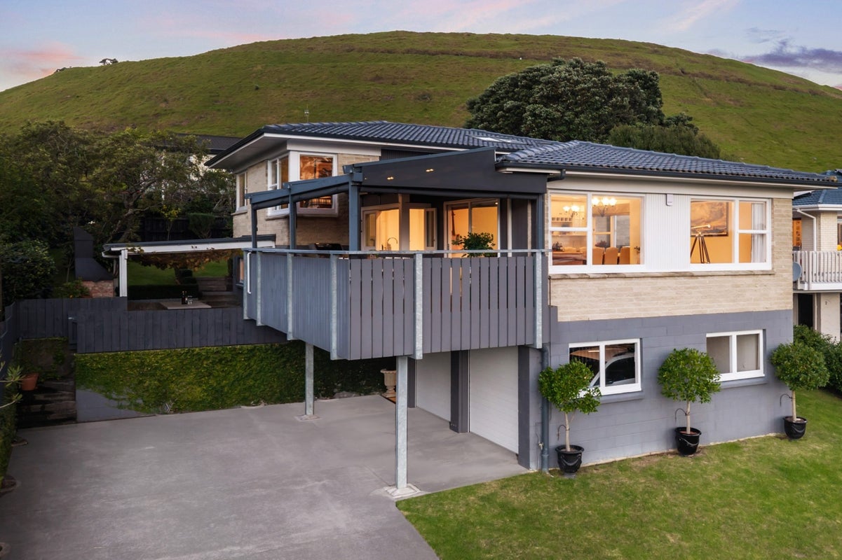 35 Ridgemount Rise, Mangere Bridge, Auckland - Carousel 1