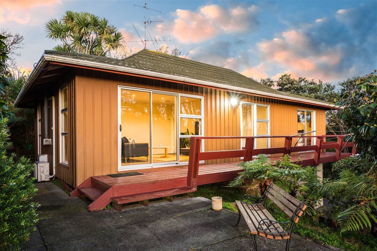18 Toporoa View, Ascot Park, Porirua - Carousel 1