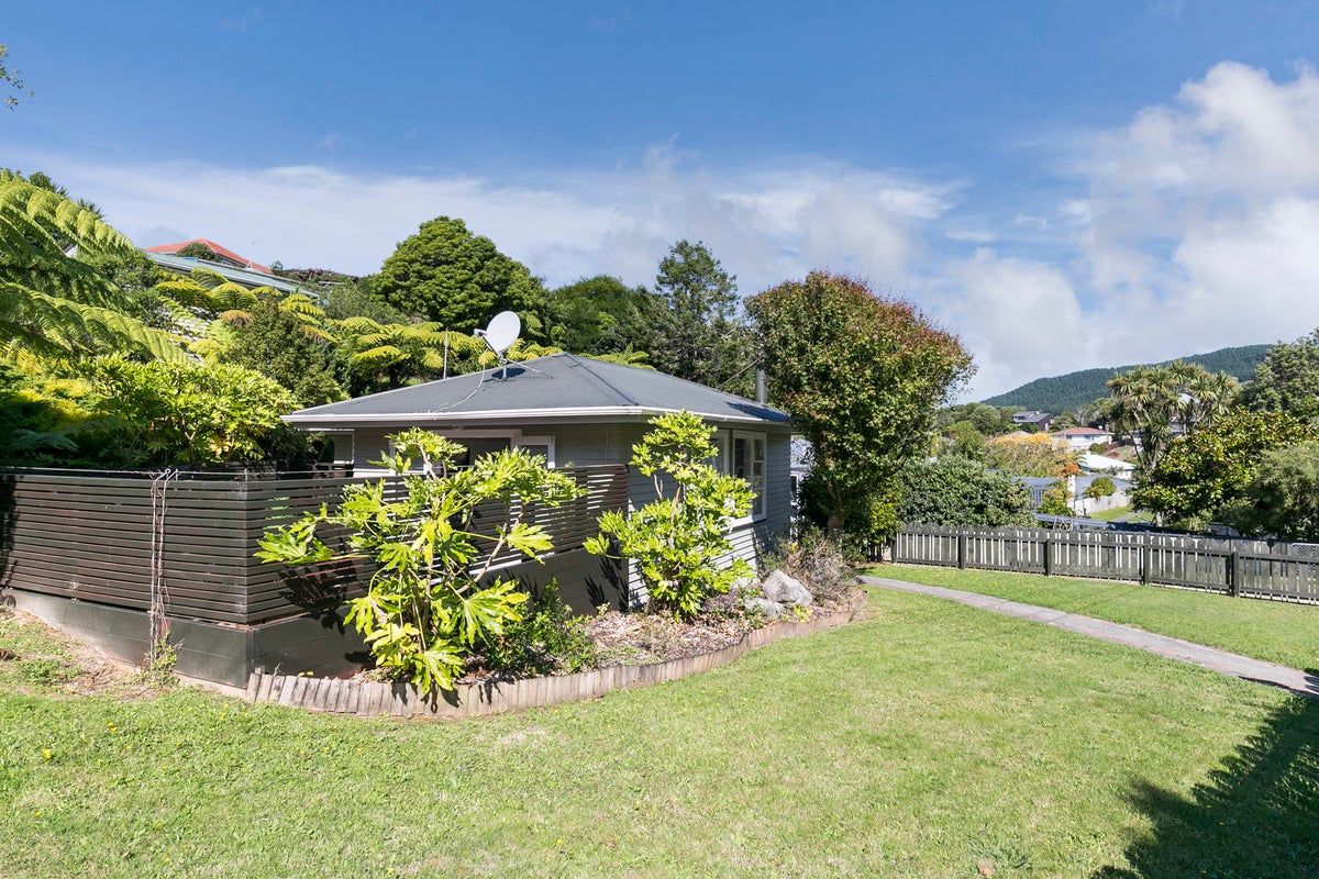 1 Kiwi Place, Tawa, Wellington - Carousel 18