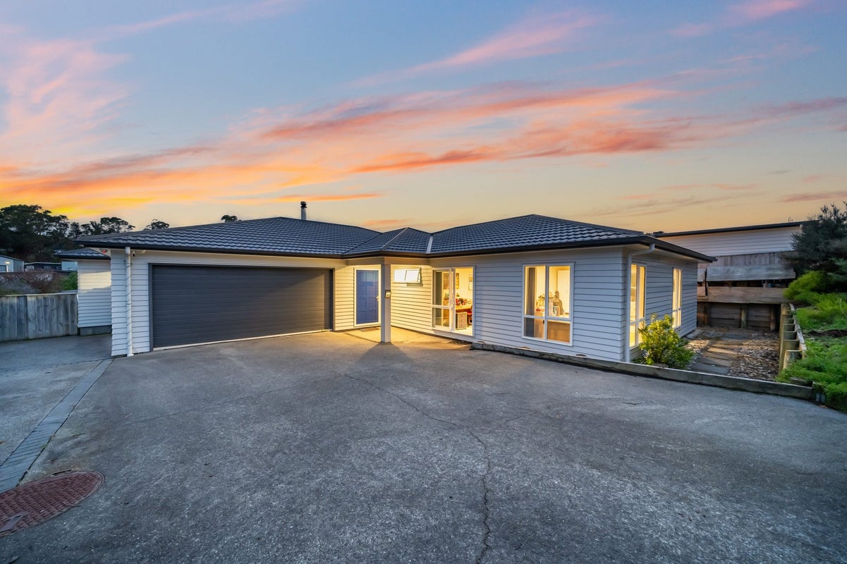 21 Flotilla Place, Whitby, Porirua - Carousel 1