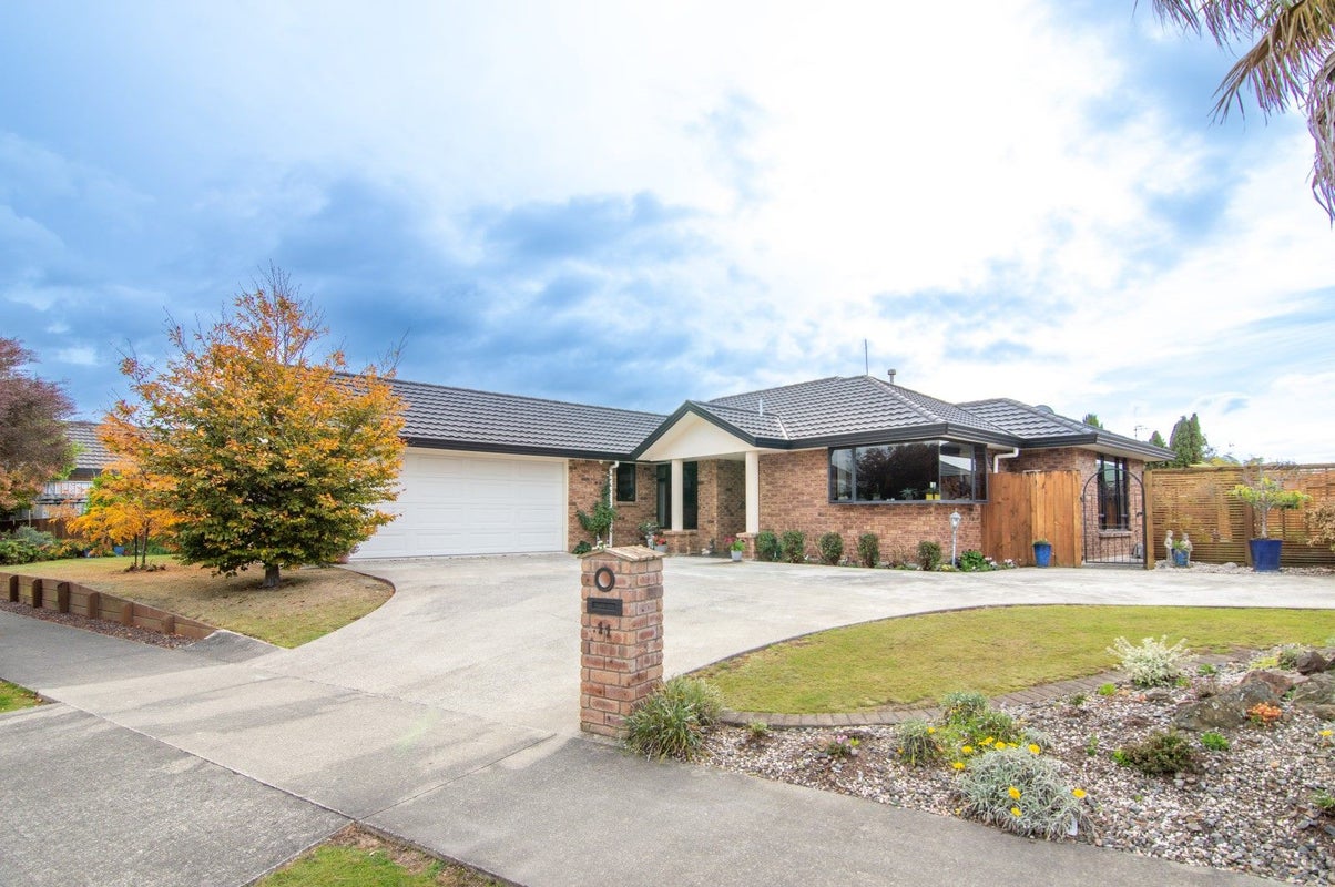 11 Boston Parade, Kelvin Grove, Palmerston North - Carousel 2