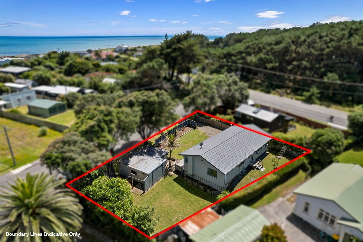 4 The Avenue, Otaki Beach, Otaki - Carousel 21